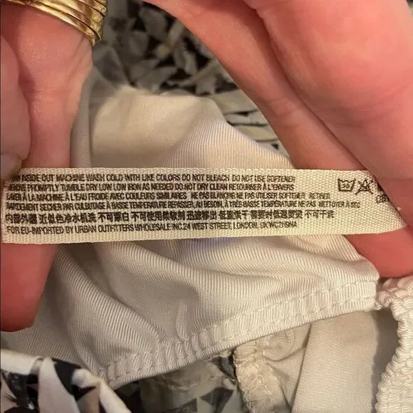 Free People Movement White & Black Geometric The Way Home Printed Shorts Sz S - Picture 6 of 6